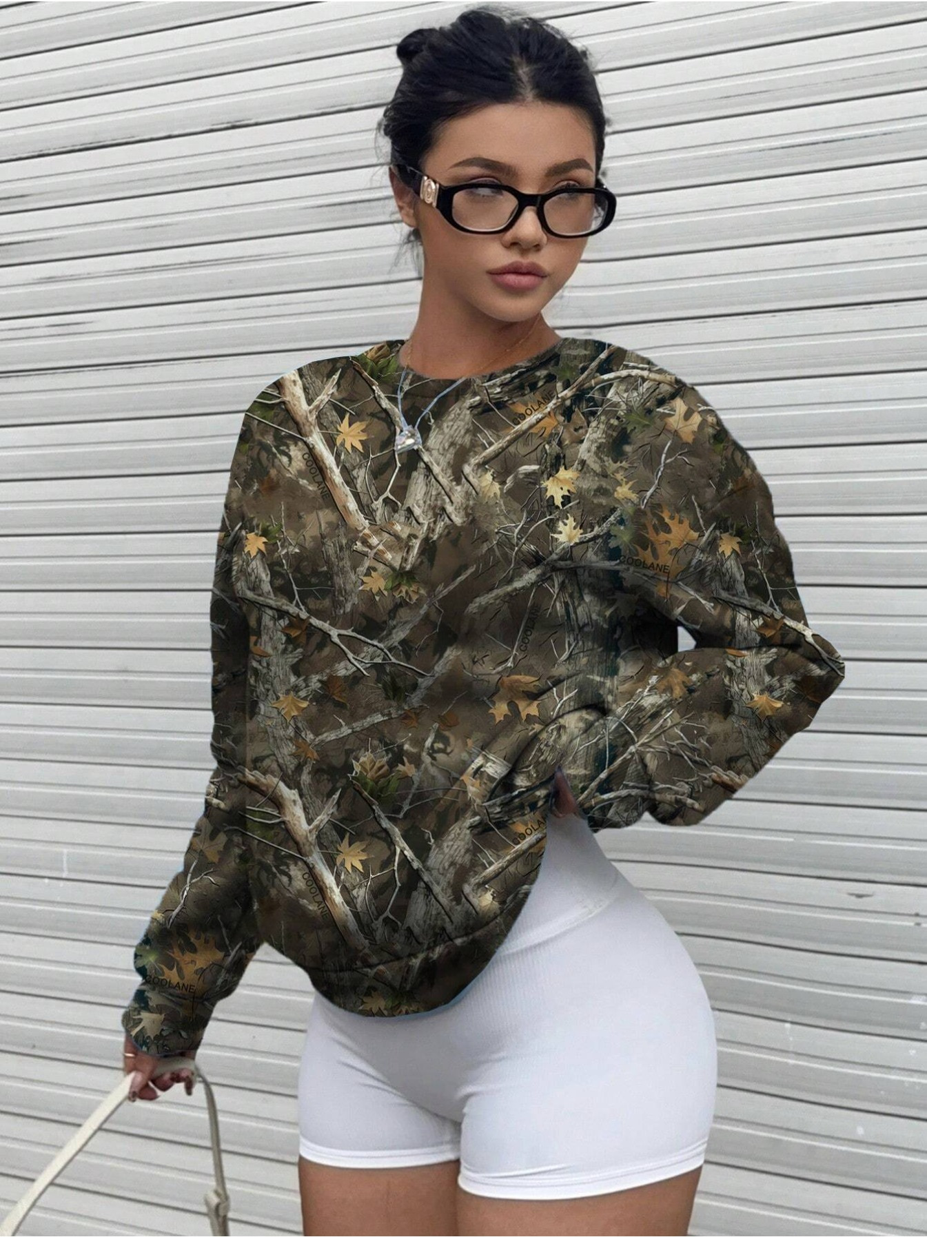 A fashionable and casual retro camouflage round neck long sleeve  sweatshirt, 3D maple leaf print t-shirt, the fabric is comfortable and  soft, suitable