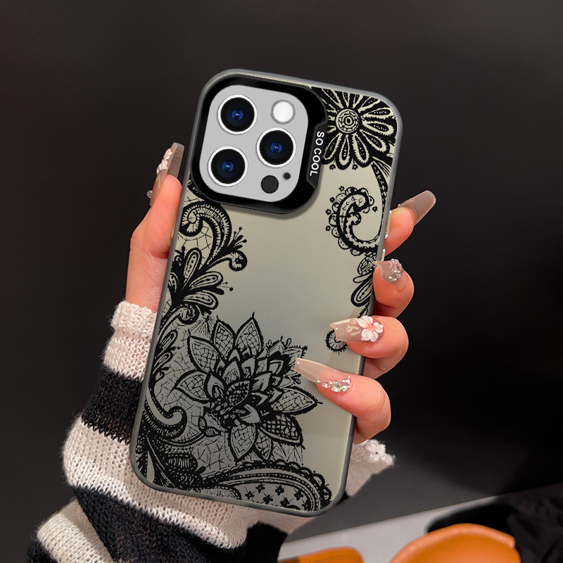 artikel foto Een stijlvol zwart laser telefoonhoesje met kanten patronen, geschikt voor Apple Iphone 16, 15, 14, 13, 12, 11 Plus Pro Max serie. Perfect als vakantiecadeau, verjaardagscadeau, voor je vriendin, vriend, vrienden of zelfs voor