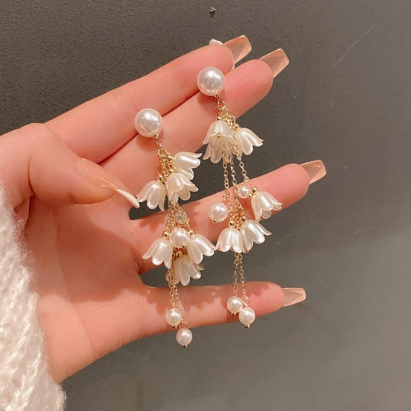 Image of 1 Pair Of Exaggerated Japanese And Korean Gentle And Elegant Lily Of The Valley Artificial Pearl Long Chain Pendant Earrings Retro Jewelry Unique Jewelry Suitable For Women To Banquet Party Matching