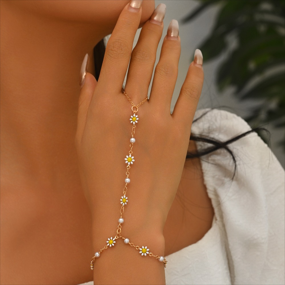 E-shop (Anzahl der Blumen variiert zufällig) . Damen verstellbares Fingerarmband im böhmischen Vintage-Stil, goldfarben mit weißer tropfglasierter