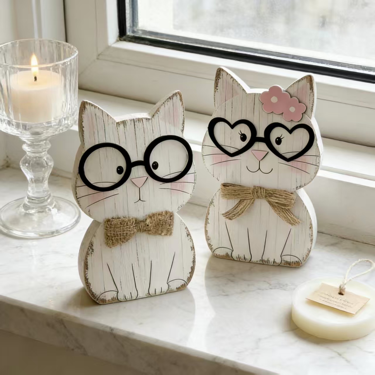 E-shop 3D Rustikales Vintage Nordisches Katzenpaar Dekoschild und Plakette - Katzenfigur aus Holz mit Brille und Fliege, bezaubernde Katzendekoration,