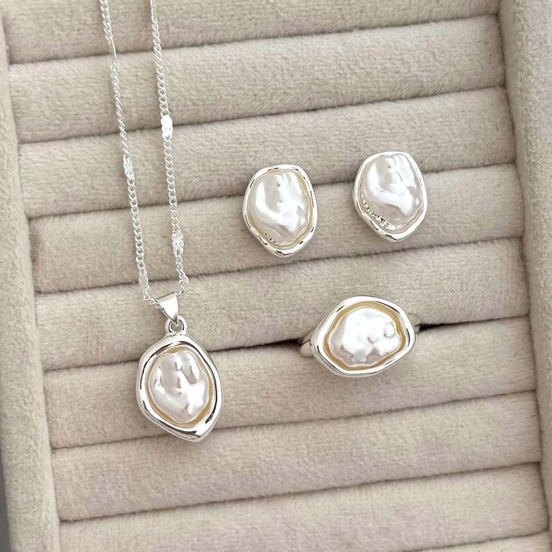 Image of 4pcs European/ Vintage Baroque Inlaid Necklace And Earrings Set, Elegant Light Luxury High-end Ear Accessories For Women