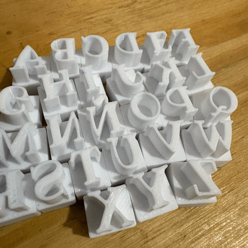 E-shop Großbuchstaben-Stempel, praktisch und einfach zu verwenden, für verschiedene Kreationen. Ideal für Bastelprojekte und Polymer Clay Artikel, ein