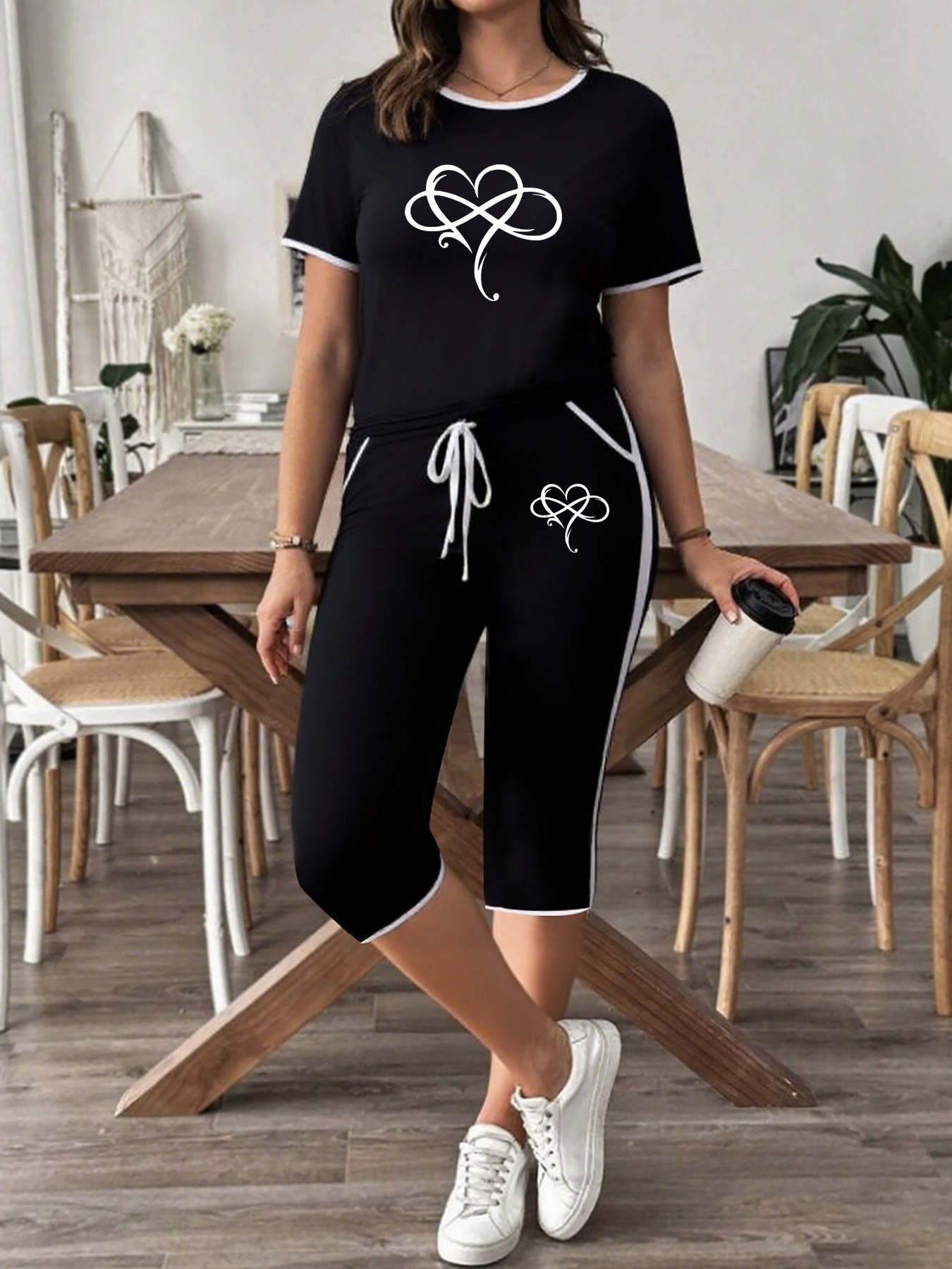 Ensemble Détente Grande Taille — Imprimé Cœur Grande Taille - Grande Taille - 1 Ensemble Printemps Été Mode Grande Taille Tenue Femme Manches Courtes Col Rond Imprimé Cœur Ruché Pantalon Capri Ample avec Poches Vêtement Décontracté Streetwear
