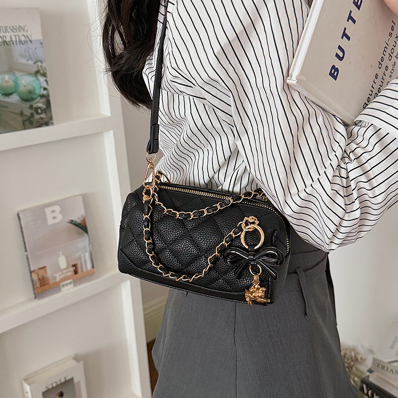 A Fashionable Versatile Minimalist Retro Chain Crossbody Bag