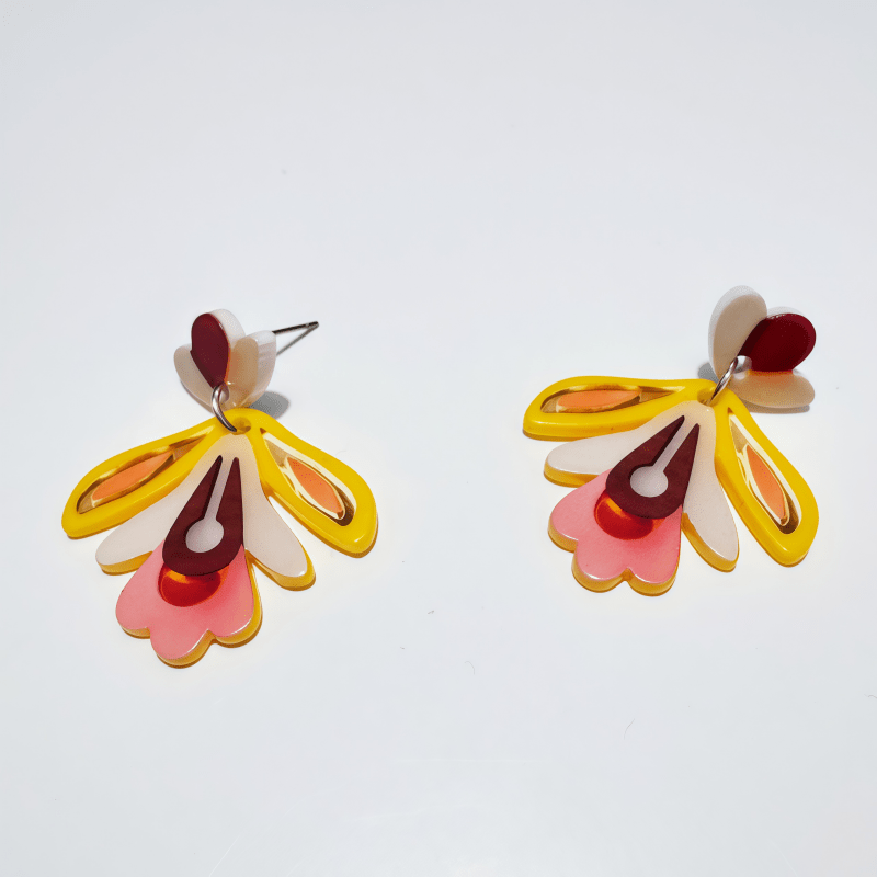 E-shop Ein Paar Anhänger-Ohrringe mit einzigartigem künstlerischem Blumendesign auf gelbem Hintergrund, mit hochauflösendem Acryl-Glanzdruck. Geeignet