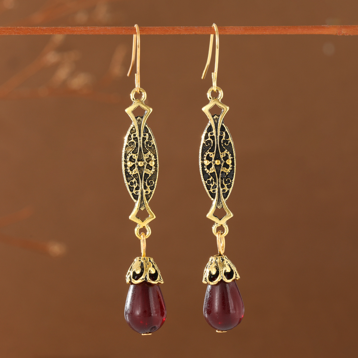 TEMU Pendientes colgantes calados tallados de estilo corte vintage para mujer, con una circonita sintética colgante de color , adecuados para