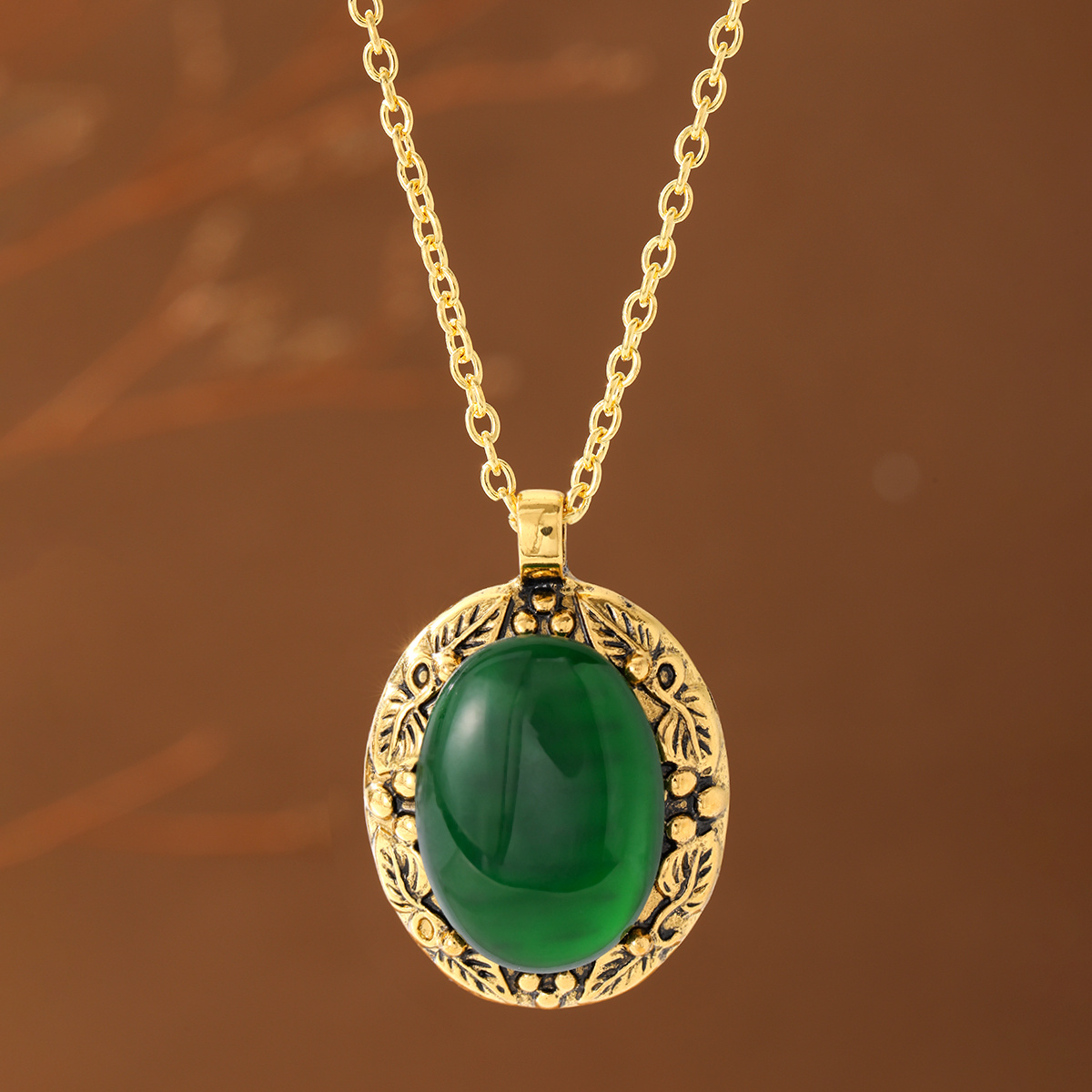 TEMU Collier pendentif pour femme, style rétro cour, ovale, grand, avec artificielle verte incrustée, anneau extérieur entouré de fleurs et de