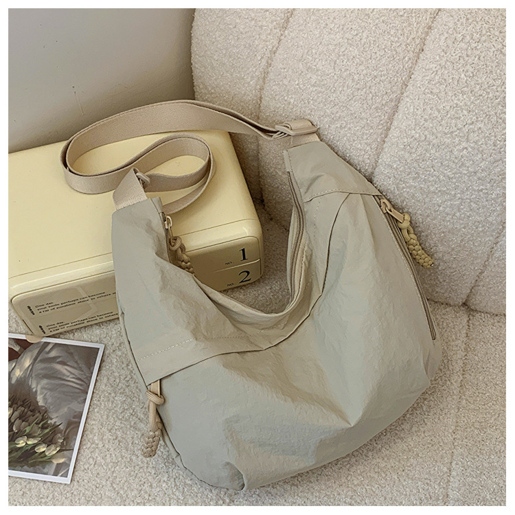 Borsa hobo in tela con nappe e tracolla larga regolabile_voghion.com