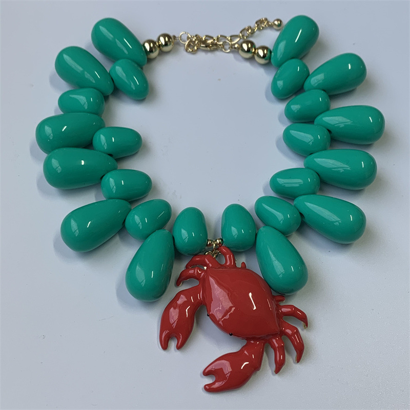 E-shop Halskette im Bohemian-Ozean-Stil mit rotem Krabben-Anhänger und weißen Perlen - Aussagekräftiger Harzschmuck für Frauen, für den Urlaub oder