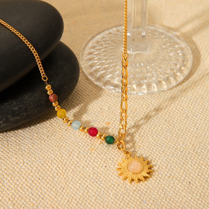 E-shop Stilvolle Damen-Halskette im französischen Vintage-Stil mit Edelstahl-Sonnen-Anhänger farbigen Steinen, böhmischer Stil, für Strandurlaub, eine