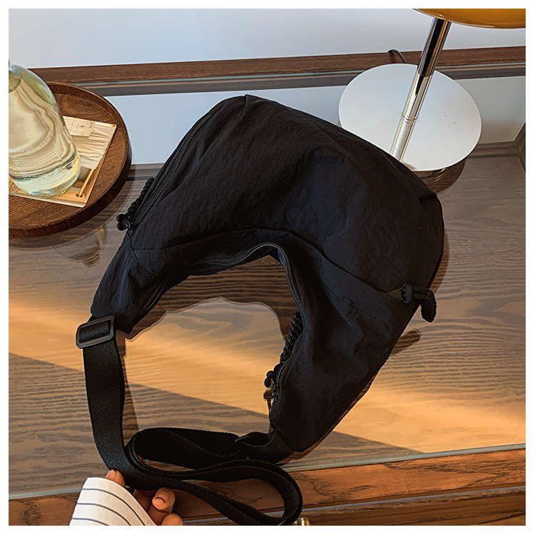 Borsa hobo in tela con nappe e tracolla larga regolabile_voghion.com