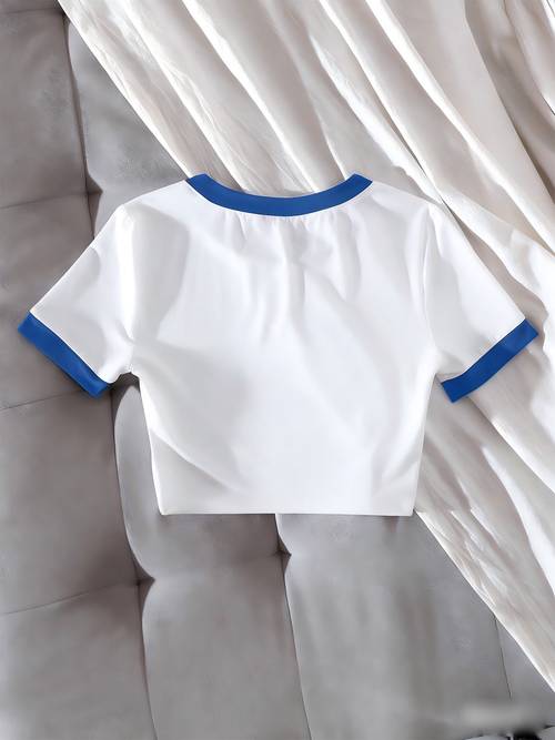 estate : t-shirt corta con bordo blu e stampa , top da donna con design divertente