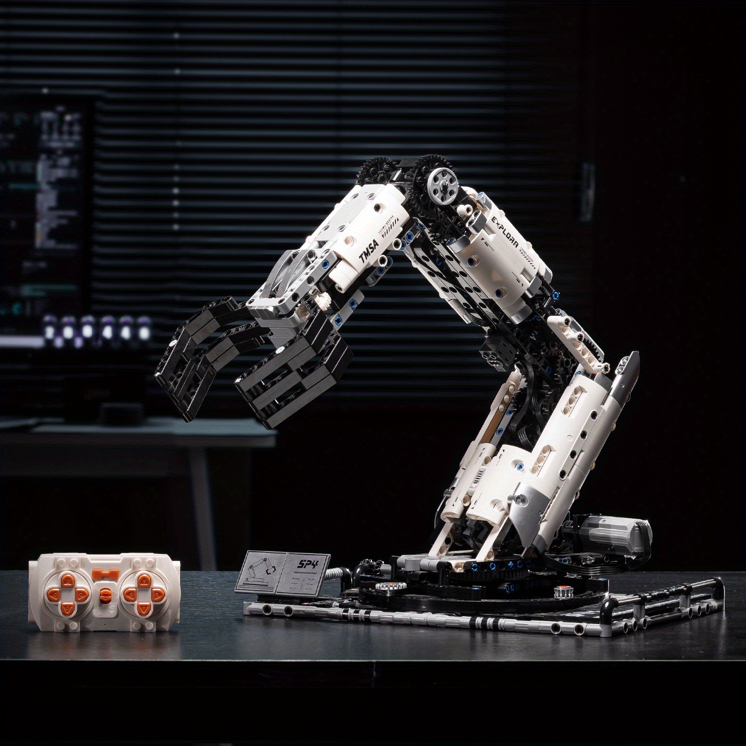 Sci-Fi Mechanical Masterpiece- 784pcs Smart Building Robot| 4-Motor 360° Rotation+ Gripping Arm+ Remote Control