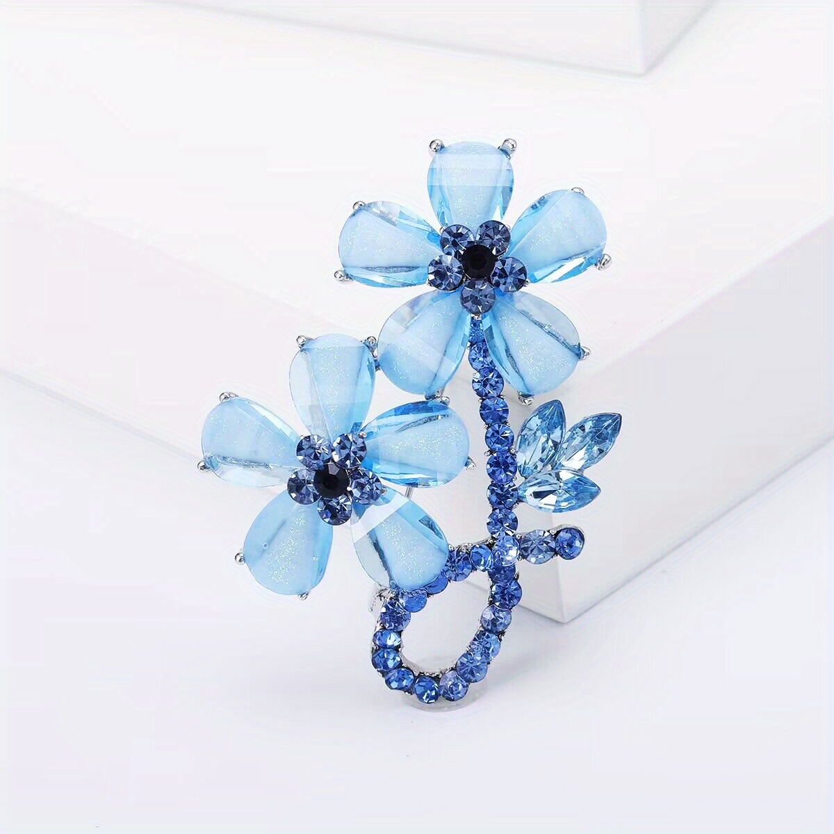 E-shop Damenschmuck: Elegante Blumenbrosche mit funkelnden Strasssteinen – Vintage-Blumendesign für Abendkleider, Hochzeiten & festliche Anlässe –