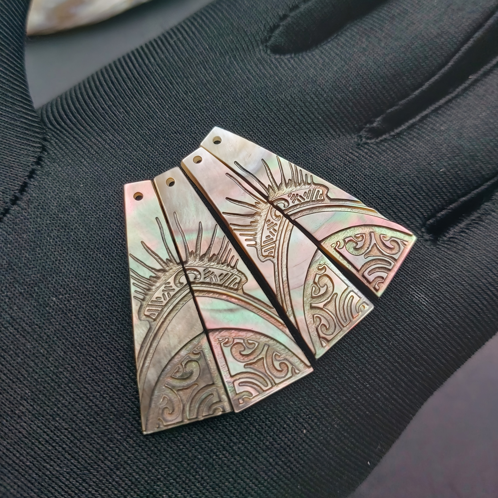 TEMU Lot de 4 pendentifs en hawaïen polynésien - Breloques élégantes et symétriques en noir adaptées pour la création de boucles d'oreilles et de ,