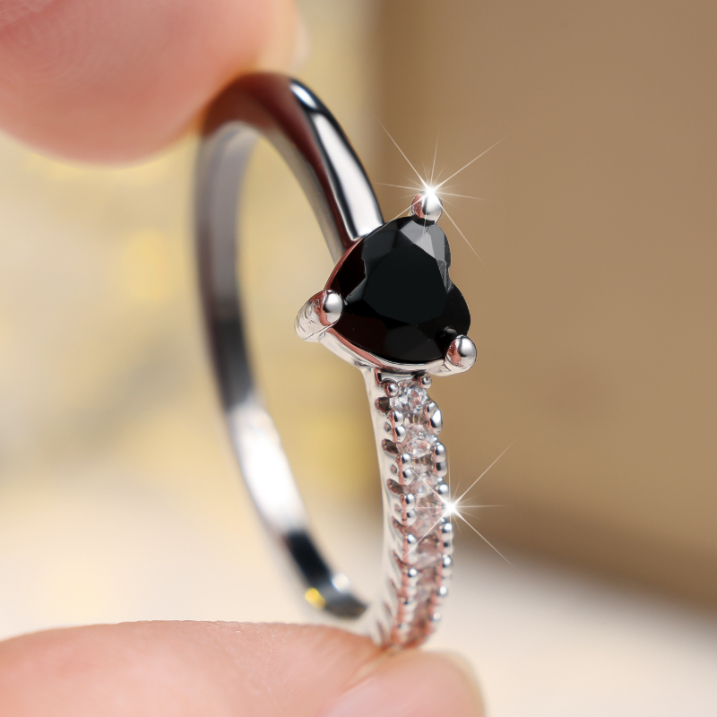 Unisex Two-Tone Spliced Ring with Black Heart-Shaped Zirconia