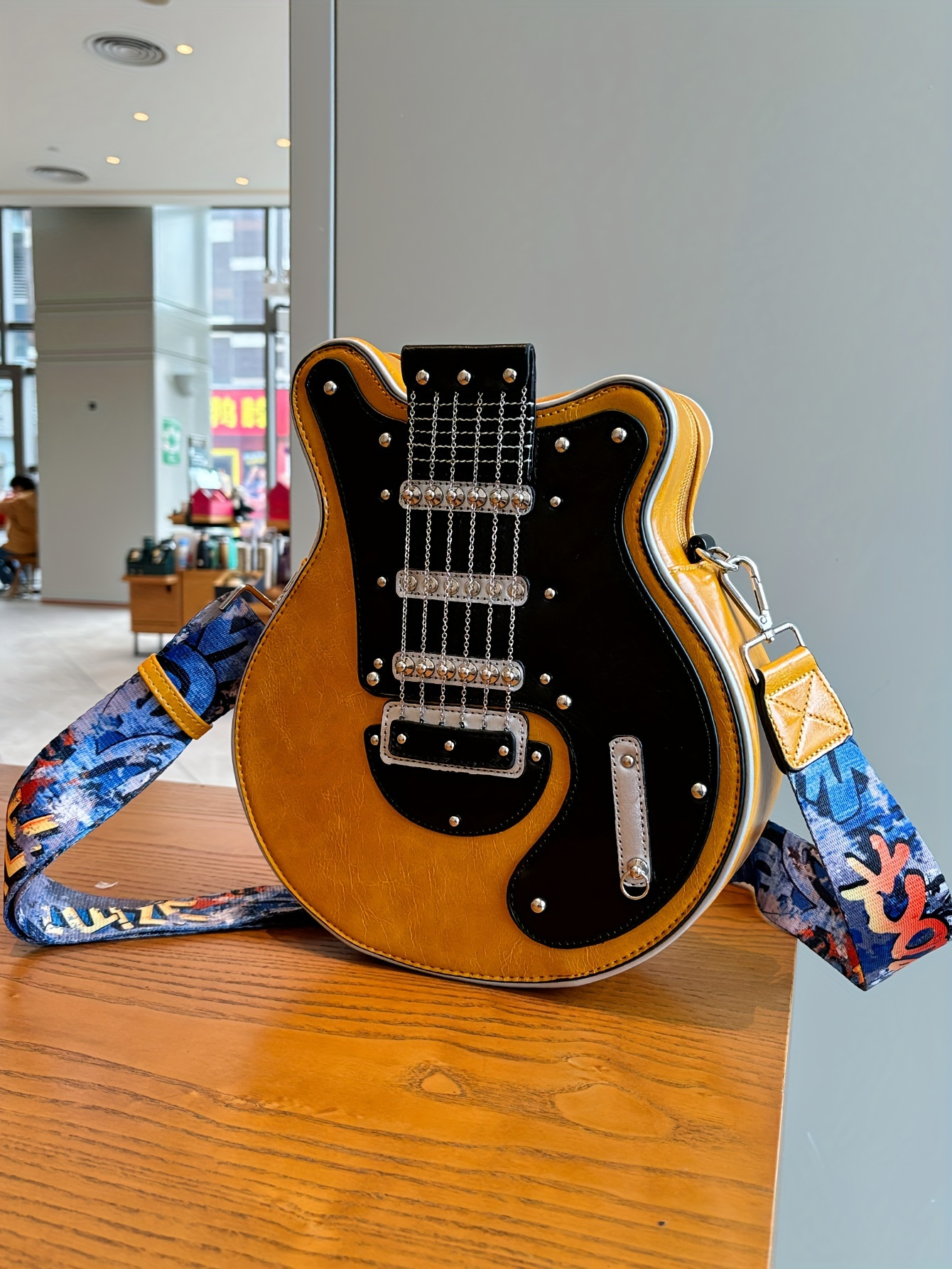 Distinctive Creative Y2K Hot American Style  Guitar Shaped Bag Beth Guitar Shaped Bag Shoulder Bag Crossbody Bag Fashionable Chain Rivet Decoration Color Contrast Wide Shoulder Strap Women's Bag Street Unisex Bag