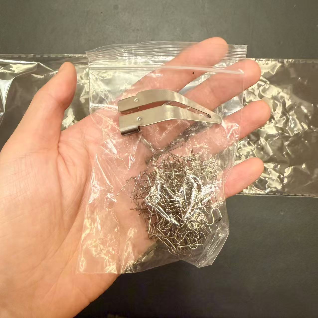 TEMU Kit d'outils de réparation plastique, comprenant 100 clous thermofusibles de 0,6 mm et 1 tête de lissage assortie, pour une réparation rapide de