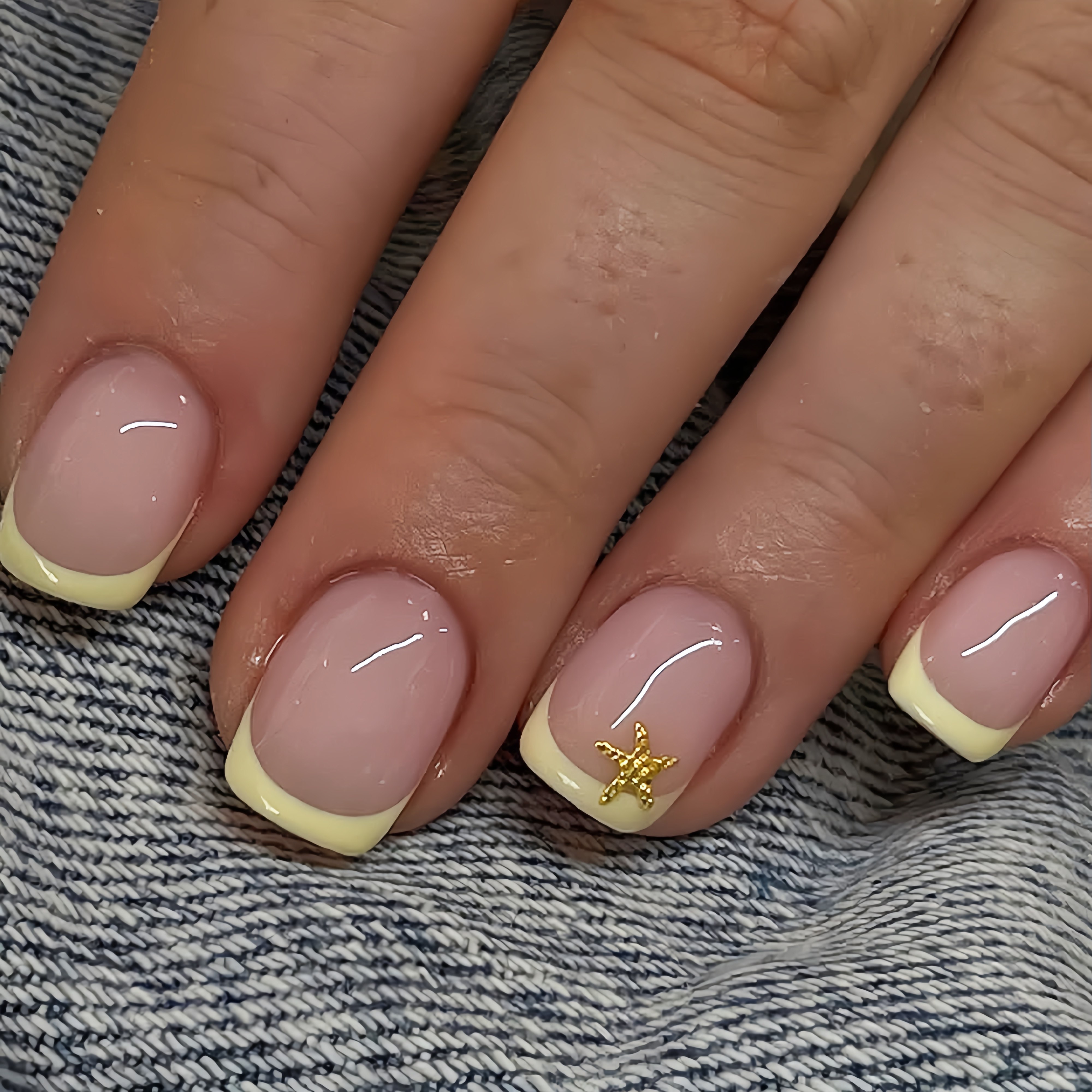 E-shop Verwöhne deine Schönheit mit 24 kurzen, quadratischen Nägeln. Einfach, elegant, golden, mit Sternen, Gänseweiß, Pink, glänzend, hellhäutig,