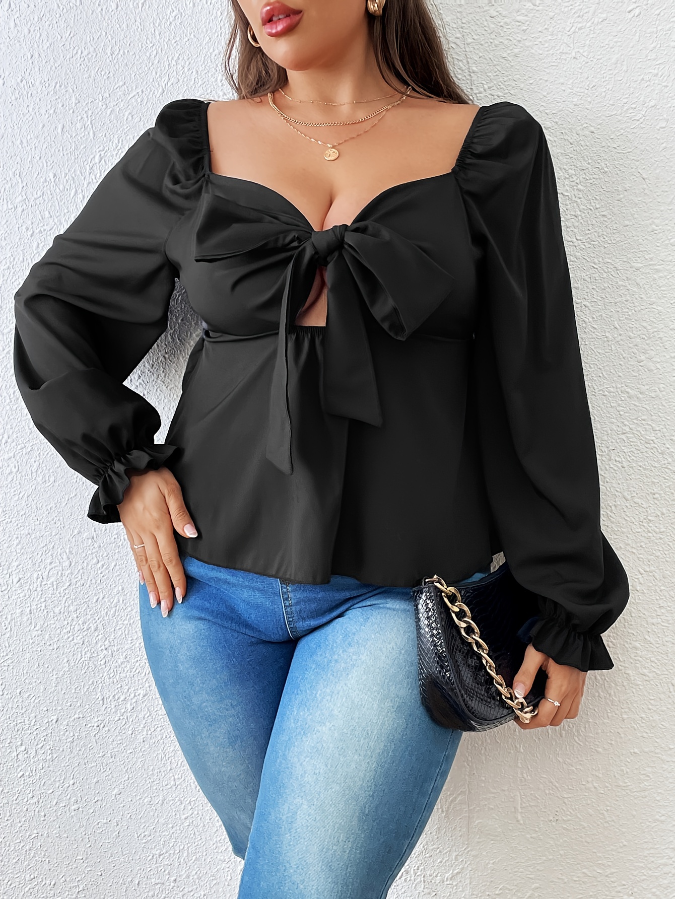 Outfit mit weißer Off-Shoulder Bluse und Gucci Gürtel mit Doppel G