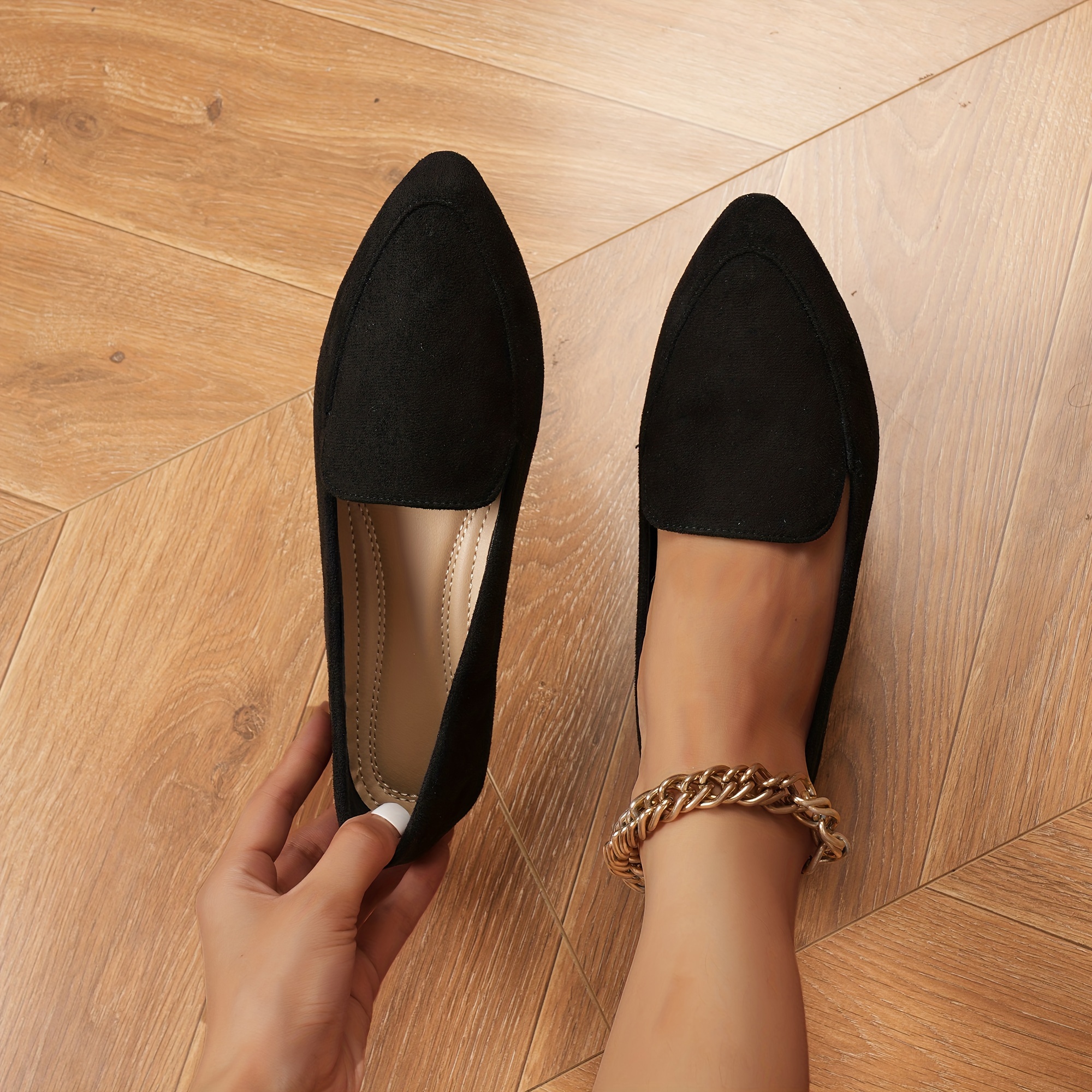 Pointed clearance toe flats