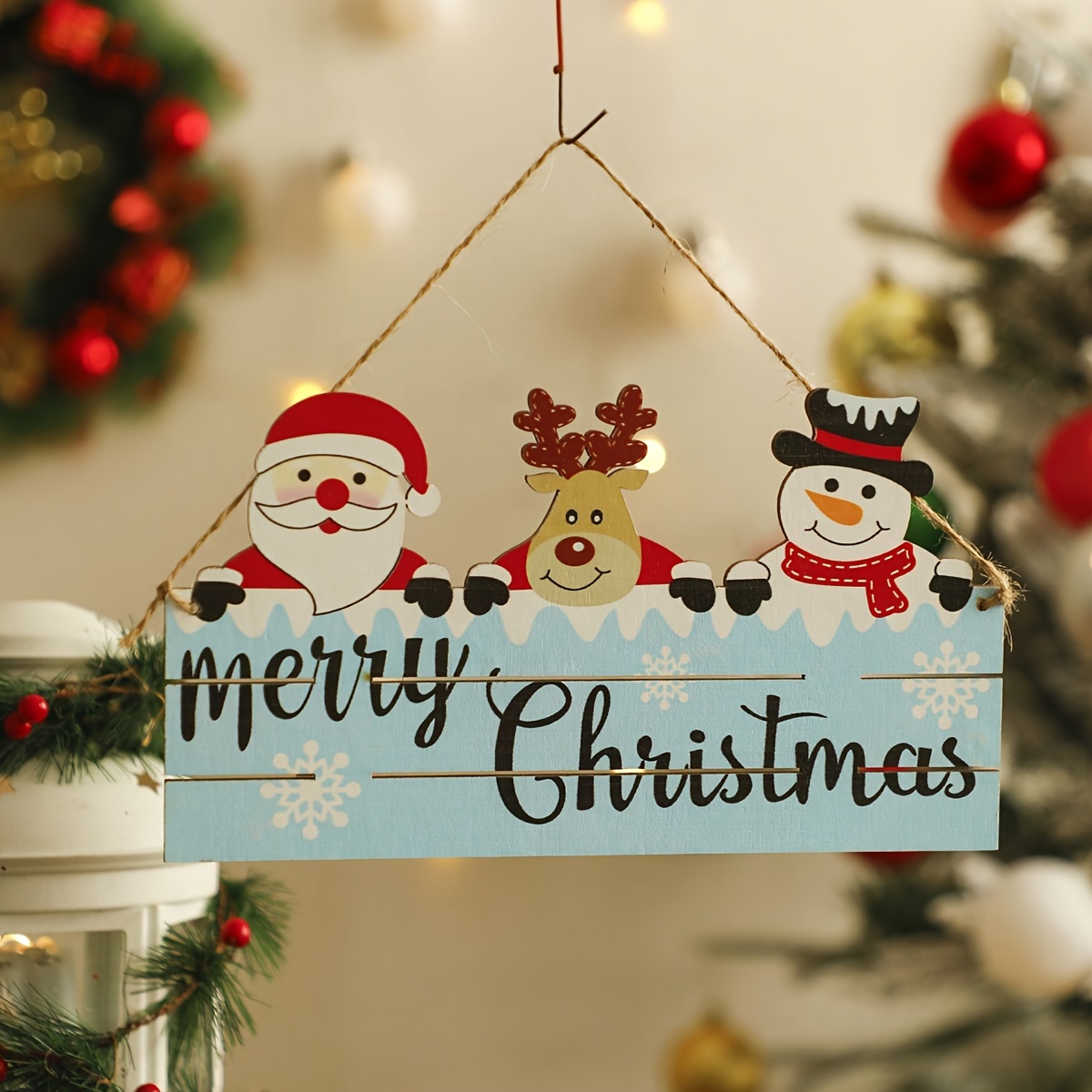 Compras navideñas en línea escena de año nuevo con árbol y regalos feliz  hombre de santa