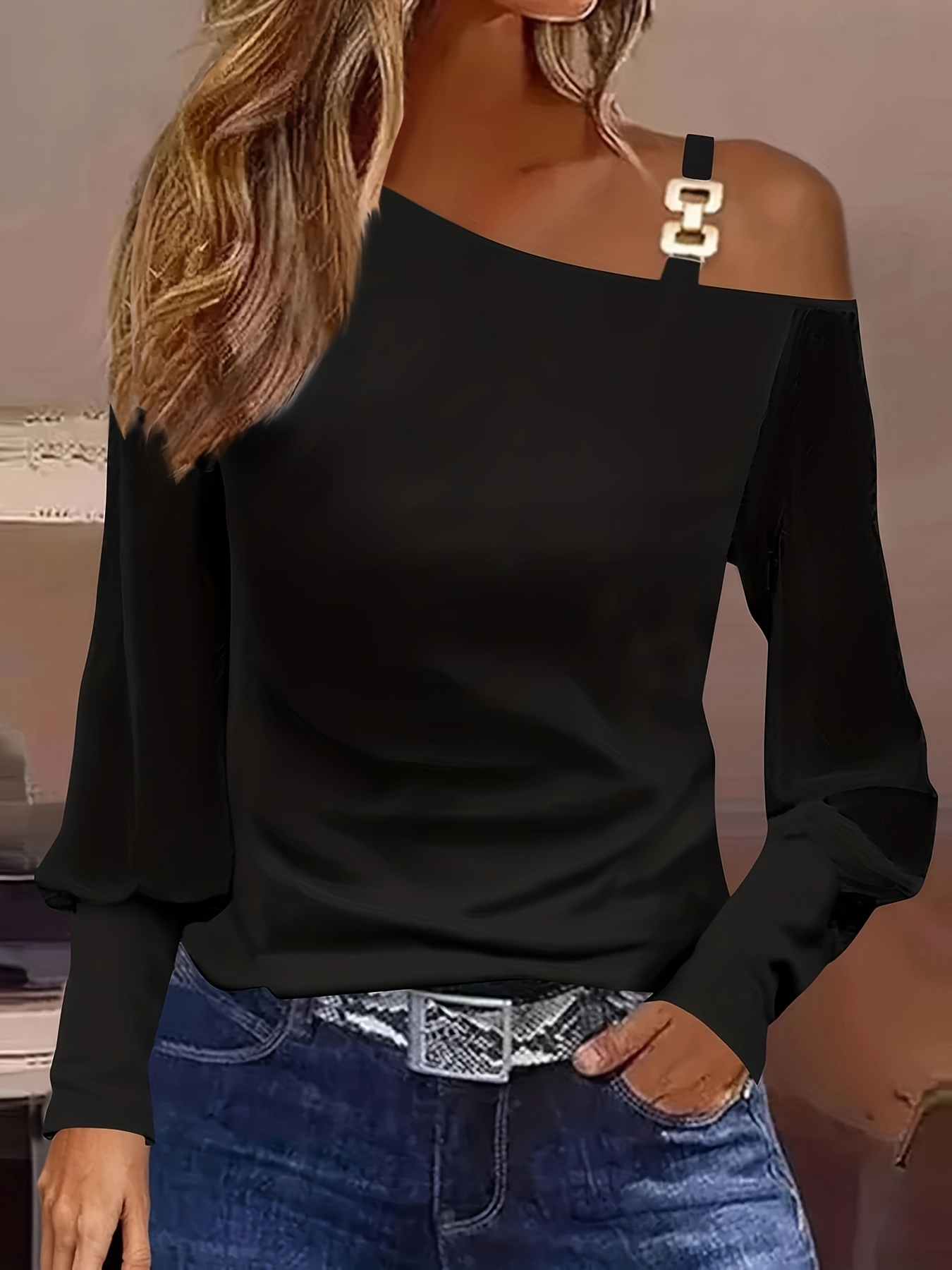 Outfit mit weißer Off-Shoulder Bluse und Gucci Gürtel mit Doppel G