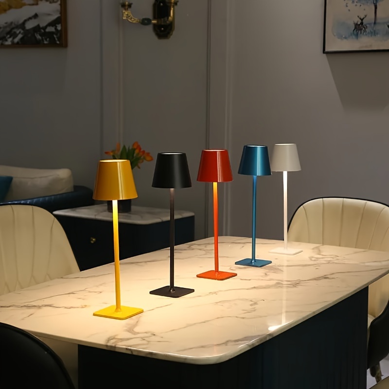Tzumi Lampe en coin barre lumineuse AuraLED, lampe de plancher avec  couleurs changeantes