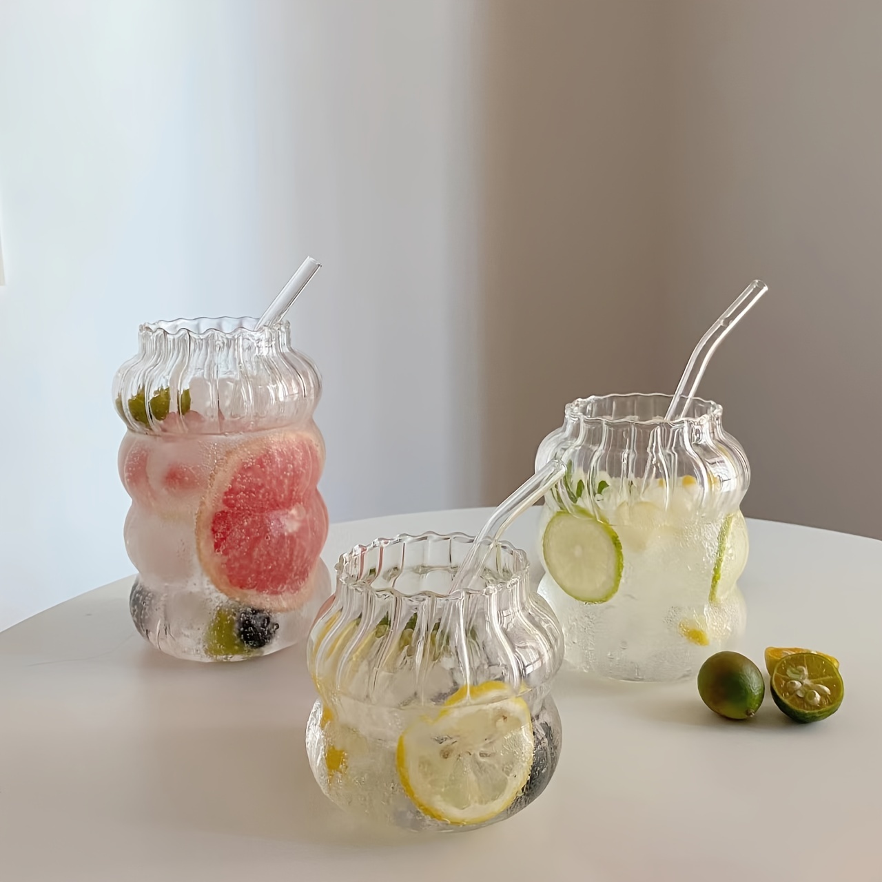 Vaso de cristal transparente de fresa de 10 onzas con tapa y pajita.