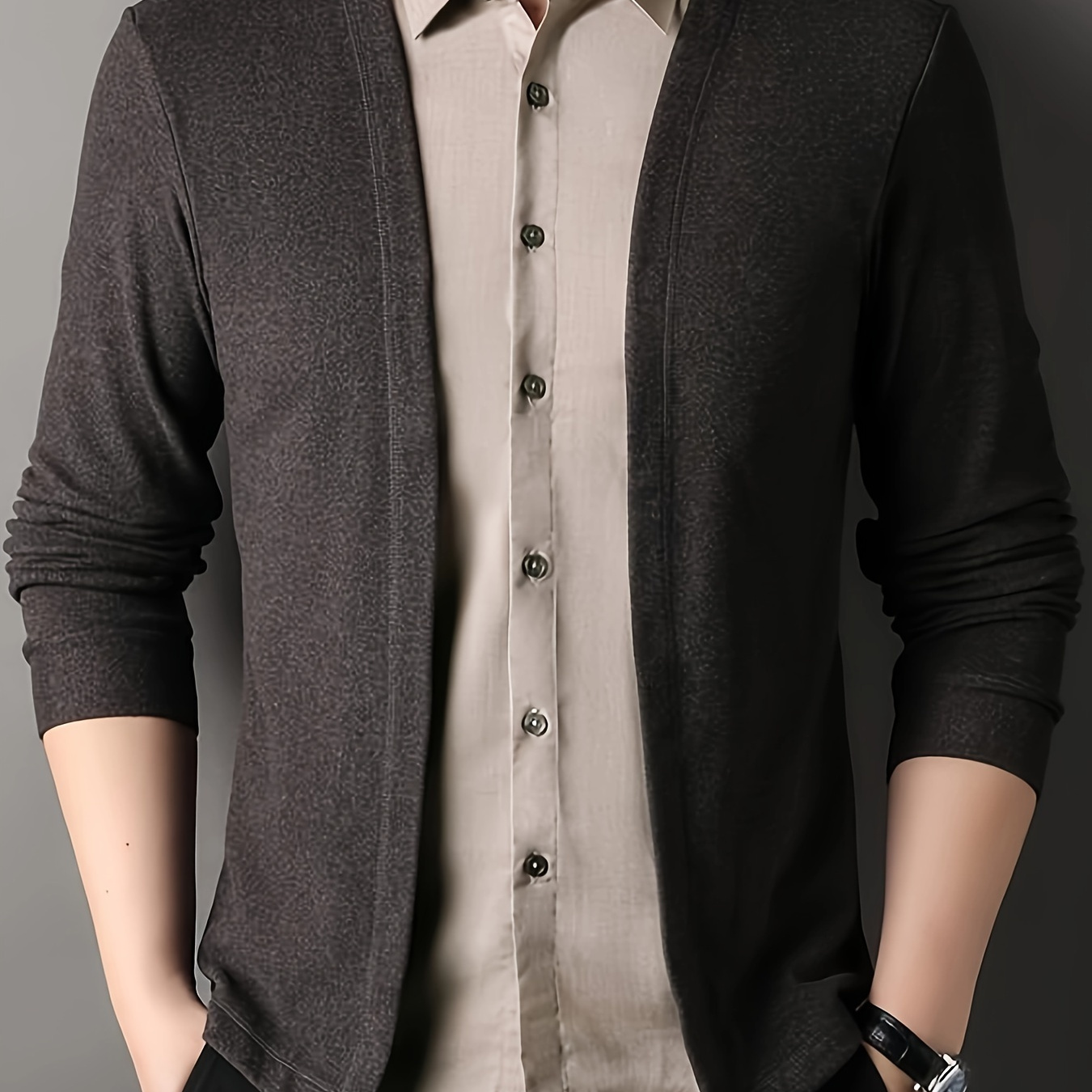 

Chemise boutonnée 2 en 1 pour homme, chemise à manches longues légère et confortable, polyvalente pour les tenues professionnelles et décontractées.