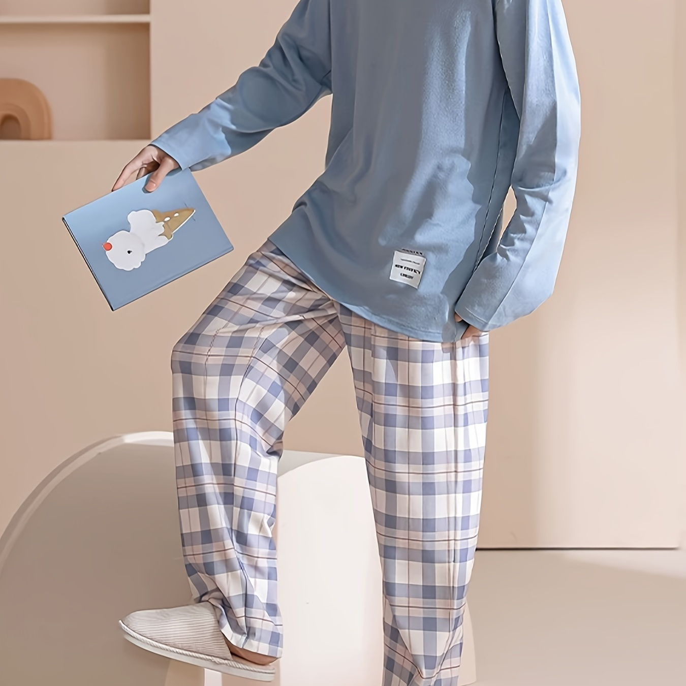 

Men's Round Neck Blue Long Sleeve Shirt And Pants Pajama Set, Worn Outward Or Used As Home Clothes