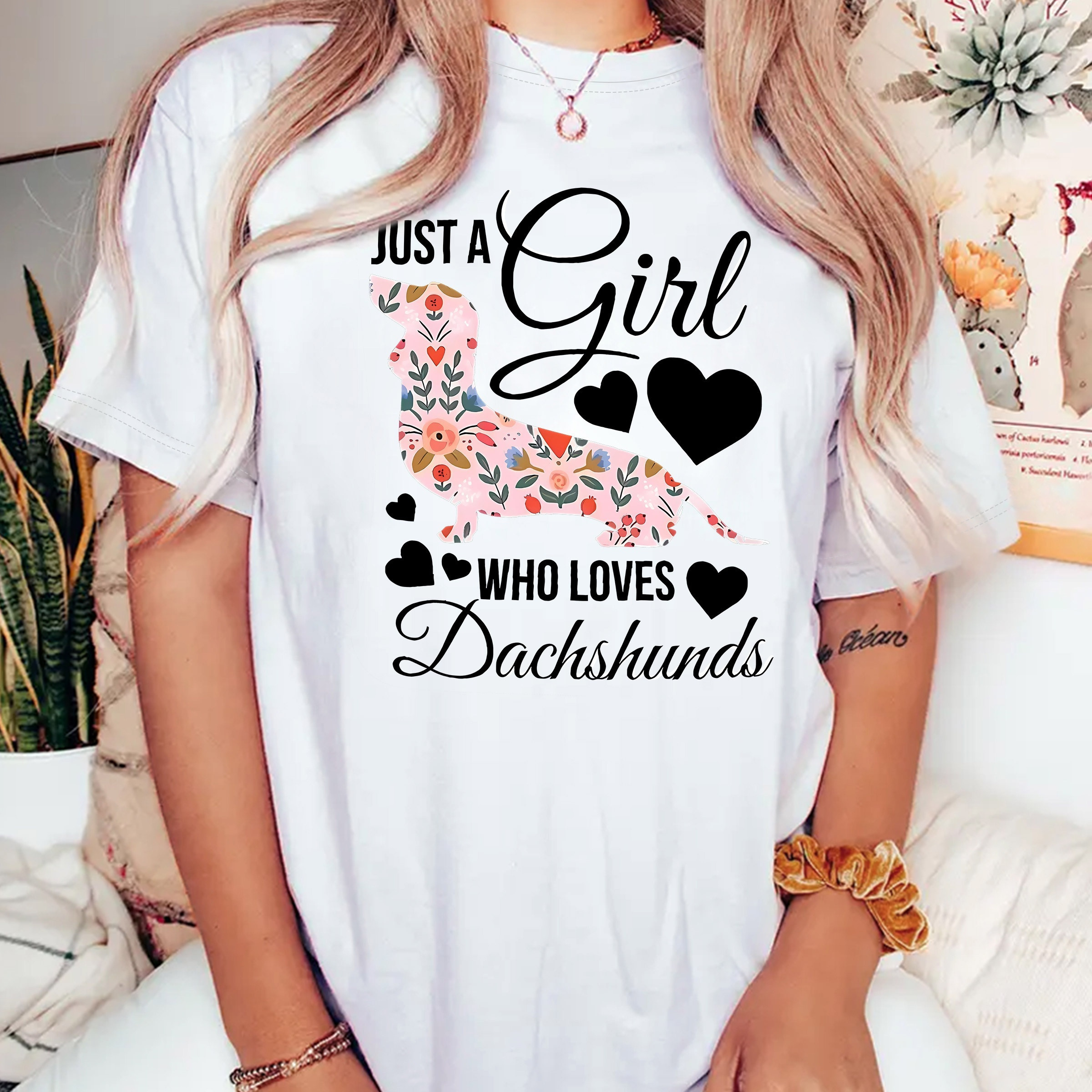 

Women's Plus Size Sporty T-shirt, Casual Style, "just A Girl Who Loves Dachshunds" Letter & Heart Dog Print, Vintage Fashion, Short Sleeve Top