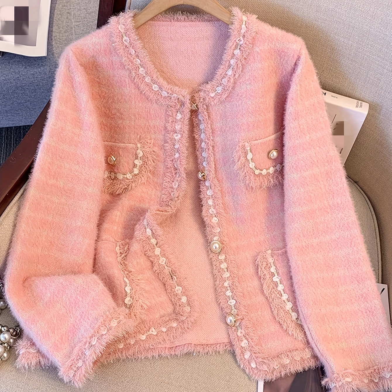 

Cardigan Tricoté Élégant à Boutons avec Pompons Roses - Style Chic et , Mélange Acrylique & Polyester, Col Rond avec Perles Décoratives et Boutons, pour un Look Luxueux d'Automne & Hiver