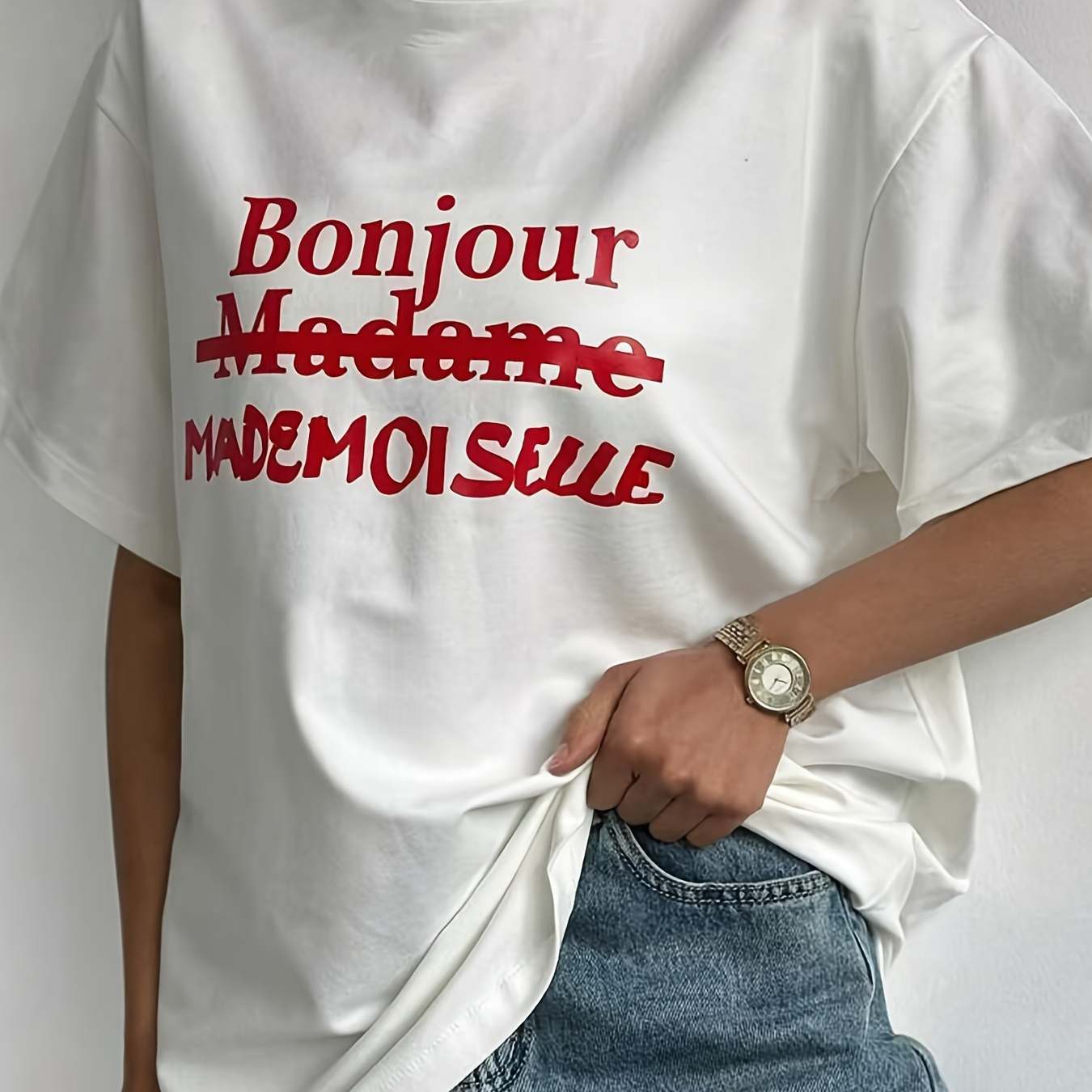 

T-Shirt de Mode Féminine avec Imprimé Lettres Artistiques Rouges - Col Rond Décontracté, Haut d'Été, Lavable en Machine