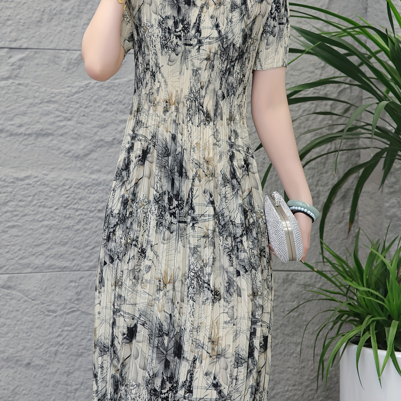 

Plus Size Floral Print Pleated Dress, Elegant Short Sleeve Crew Neck Dress For Spring & Summer, Women's Plus Size Clothing