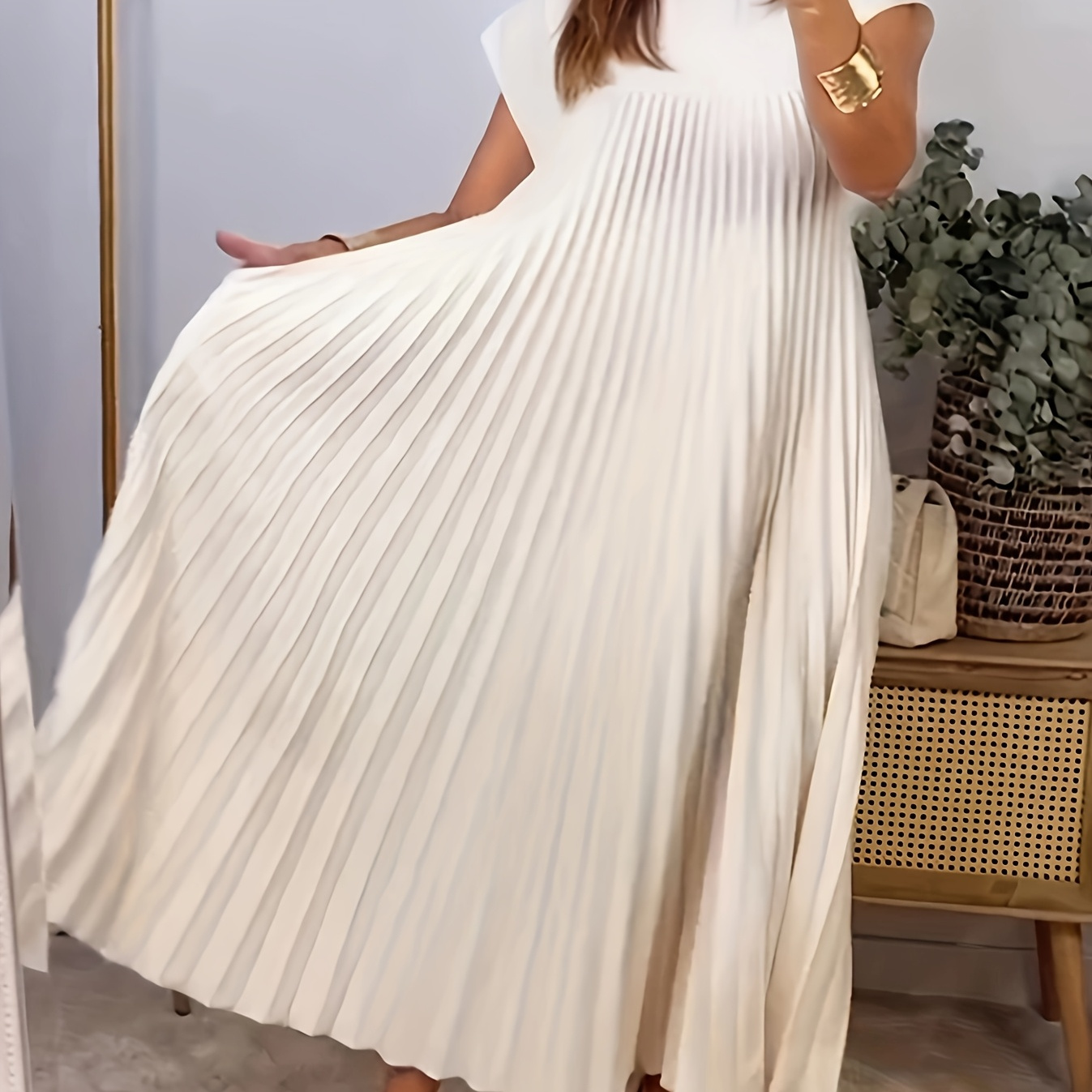 

Elegant Polyester Pleated Maxi Dress For Women - Solid Color Crew Neck Fit And Flare Style, Woven 100% Polyester, Versatile For All