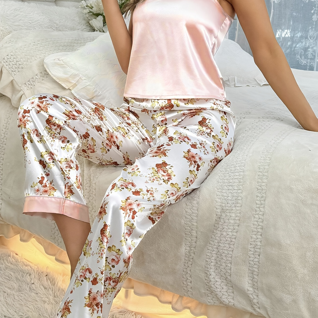 

Ensemble pyjama en satin à imprimé floral, haut cami dos nu élégant à encolure en V & pantalon élastique, vêtements de nuit pour femmes