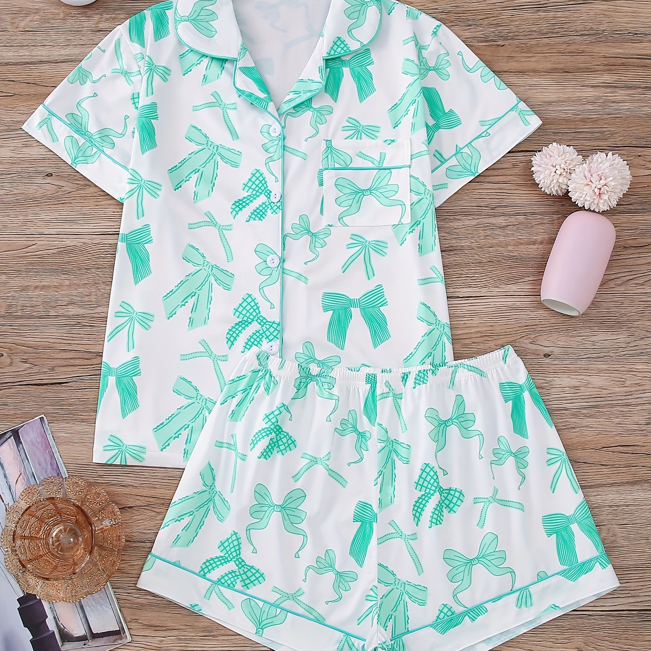 

A Two-piece Pajama Set With A Bow Print That Outside, Featuring A Short-sleeve Cardigan With A Collar And Loose Shorts, Suitable For Casual Wear Round.