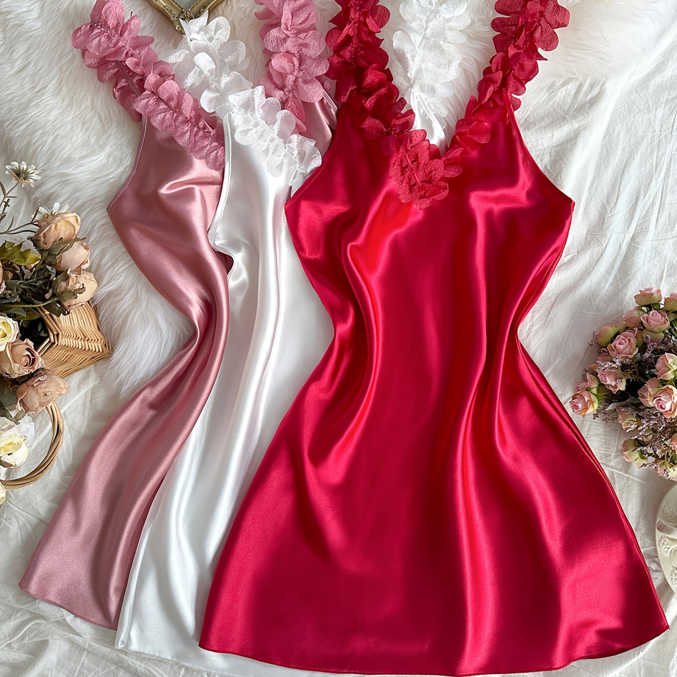 

A Set Of Romantic And Vacation Fashion Sleepwear Silky For Valentine's Day.