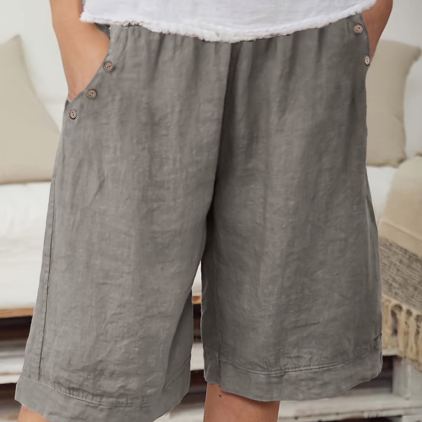 

Shorts With A Stylish Button Decoration, Featuring A Comfortable Elastic Waist And Practical Slant Pockets, Perfect For The Spring And Summer Season. Ideal For Women's Casual Wear.