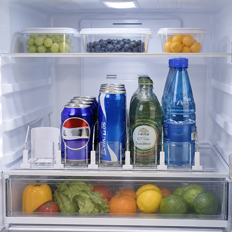 Hvid drikkevareorganisator til køleskabe, designet til at rumme 12 oz og 16 oz dåser, med en automatisk sodavandsdispenser med dobbelt fjeder mekanisme, en ølholder og justerbare rækker til opbevaring