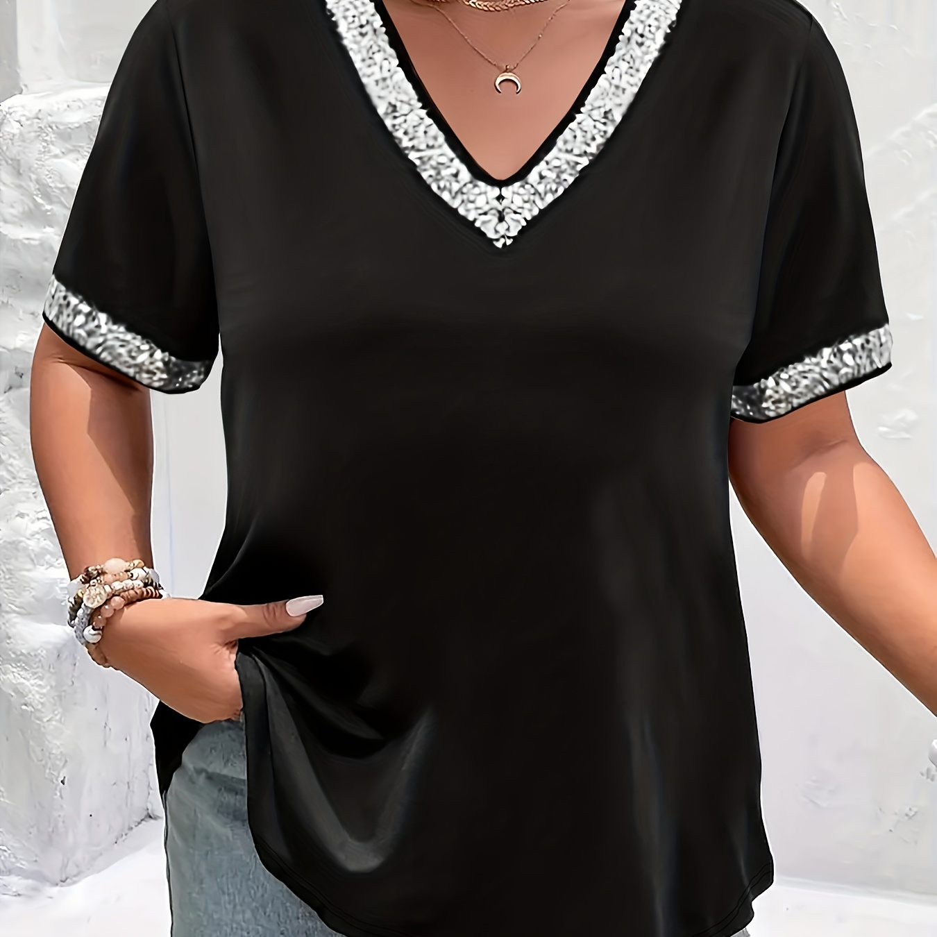 

Contrast Trim Print T-shirt, Casual V Neck Short Sleeve Top For Spring & Summer, Women's Clothing