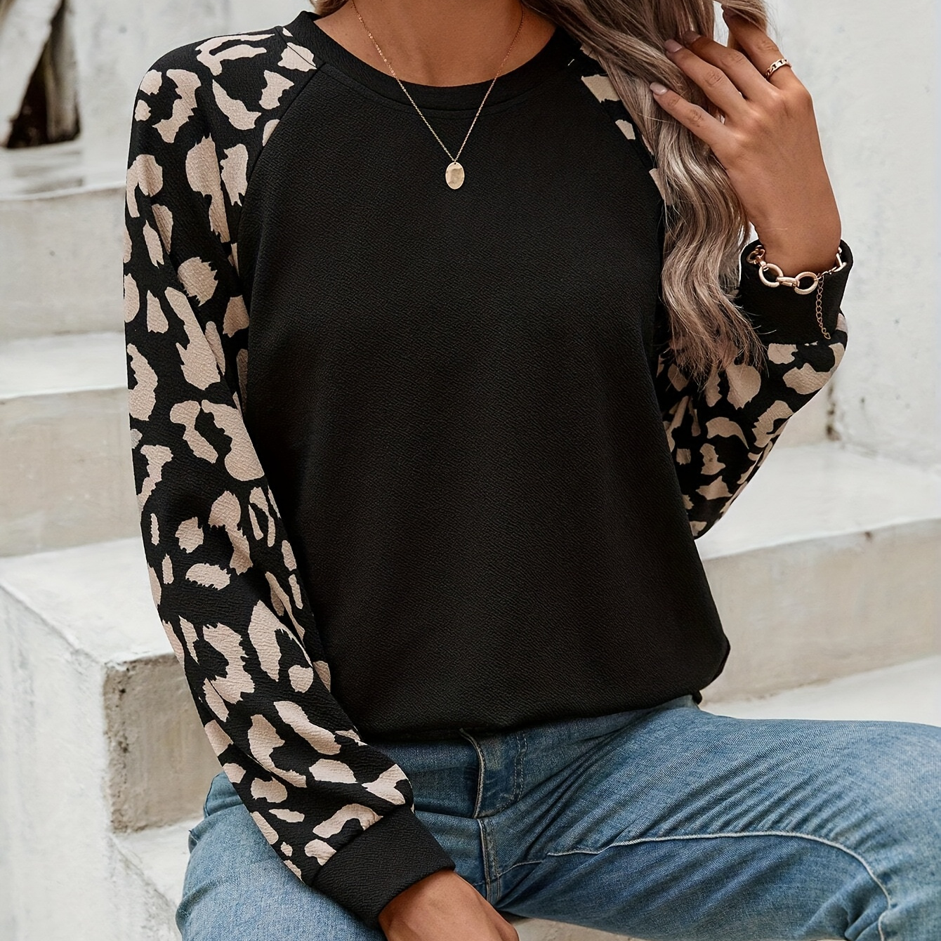 

Elegant Leopard Print Long Sleeve Blouse - Crew Neck, Raglan Shoulder Design, Machine Washable - Women'