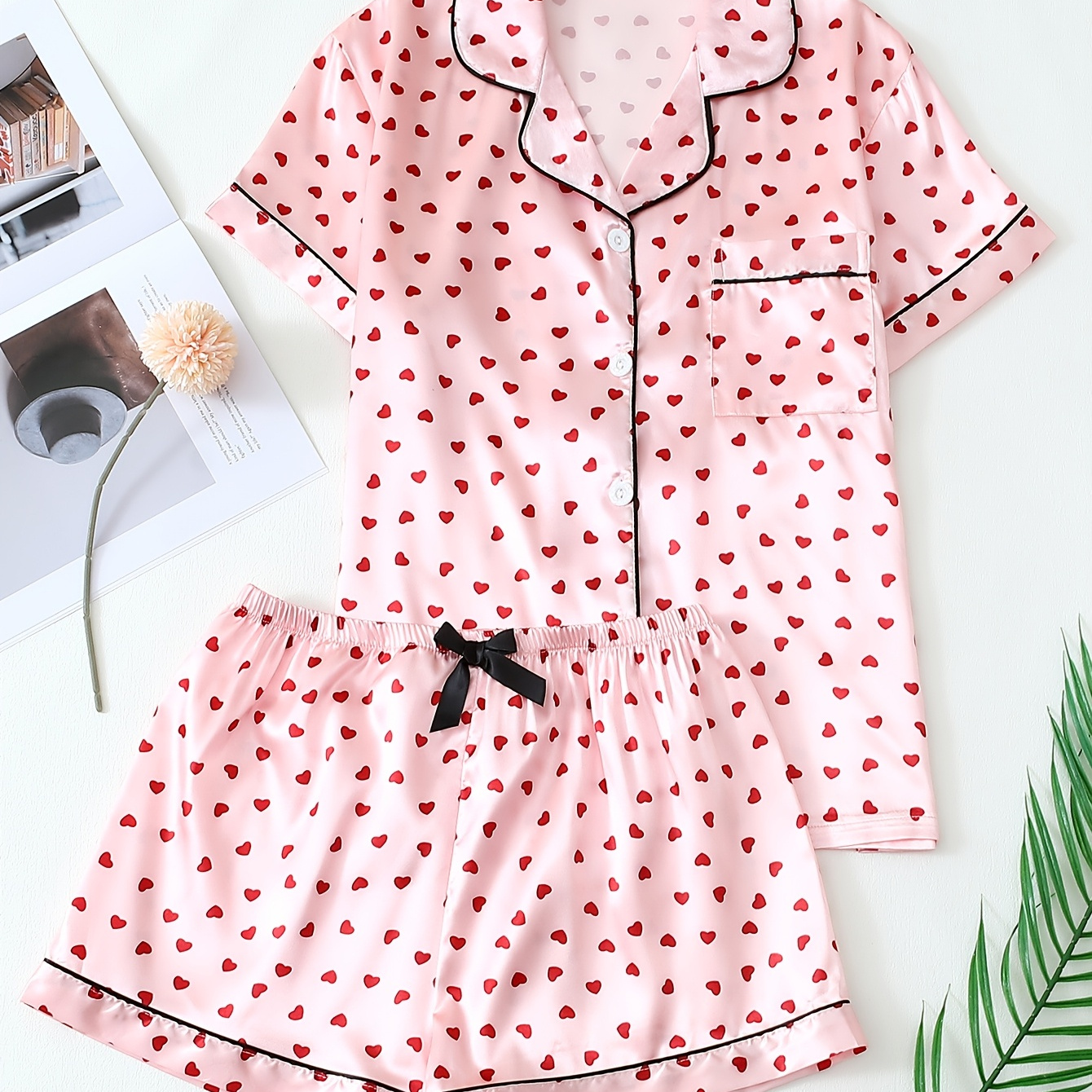 

1 Set Of Satin Base Small Love Print Spring And Summer Short-sleeved Shirt With Turned-up Collar And Bow Short Pants Pajama Set Suitable For Home Use