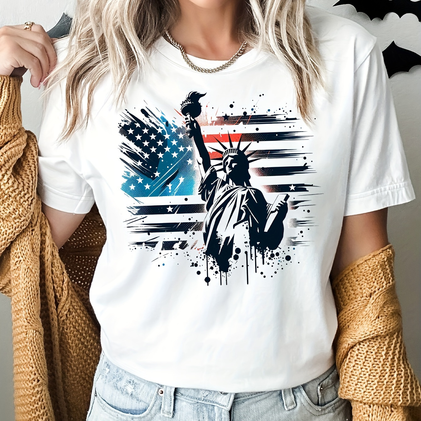 

Statue Of Print T-shirt, Short Sleeve Crew Neck Casual Top For Summer & Spring, Women's Clothing