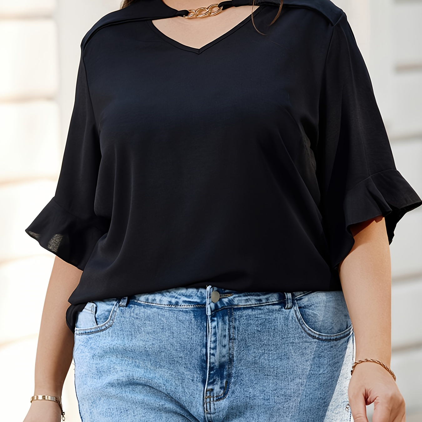 

New Summer Collection Of Plus-size Women' Black V-neck Short-sleeve Top.