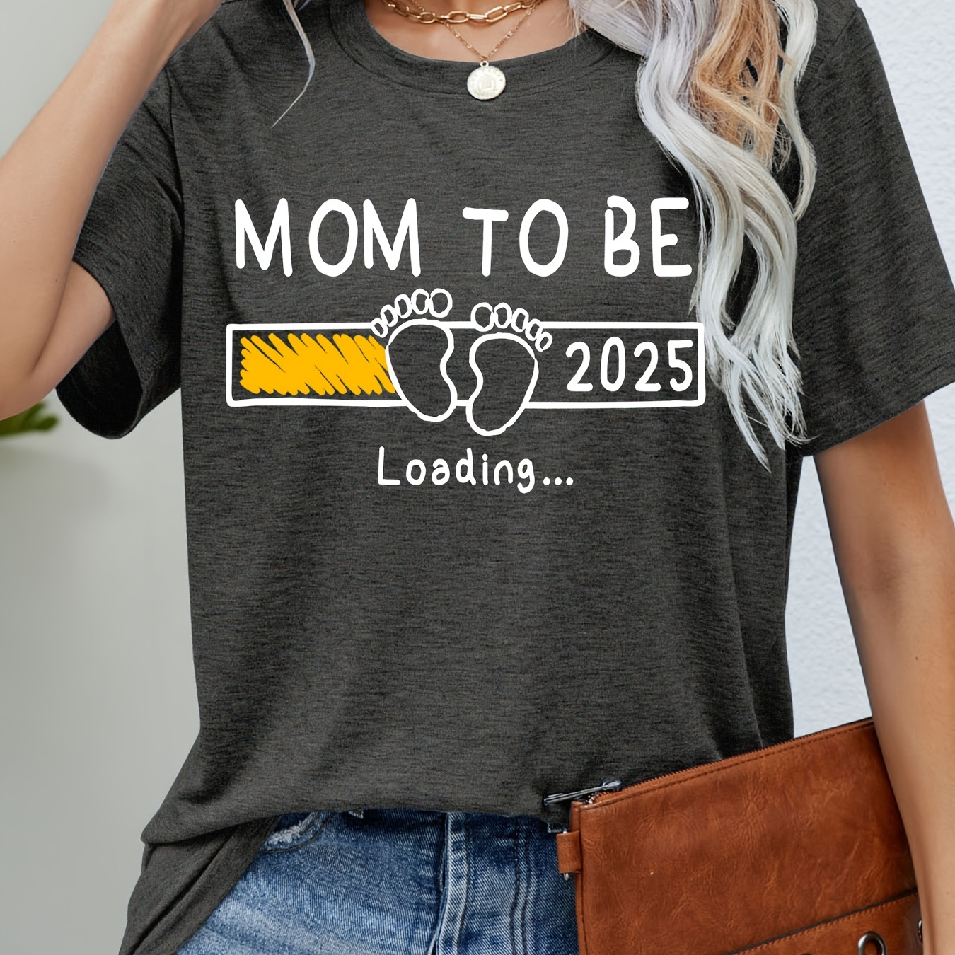 

Mom To Be 2025 Mom Est 2025 To Mommy Print T-shirt, Short Sleeve Crew Neck Casual Top For Summer & Spring, Women's Clothing