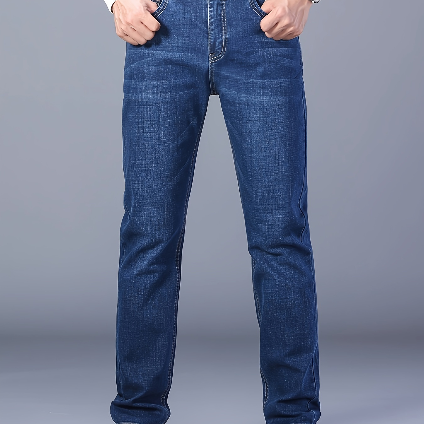 

Pantalon en denim coupe droite pour homme, jean classique au design polyvalent pour les tenues professionnelles et décontractées.