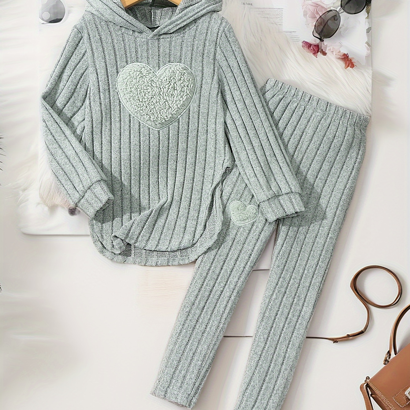 

Girls' Cozy 2pcs Set: Heart Embroidered Hoodie & Striped Pants - Casual Fashion, Machine Washable